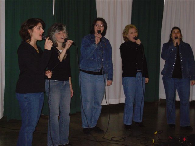 Hearts in Harmony sang at the Sunday morning worship service at Dirt Trackin' 2007
