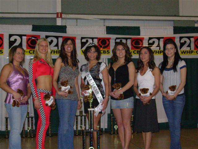 Queen Alyssa Sharmin and her fellow contestants...Dirt Trackin 2007
