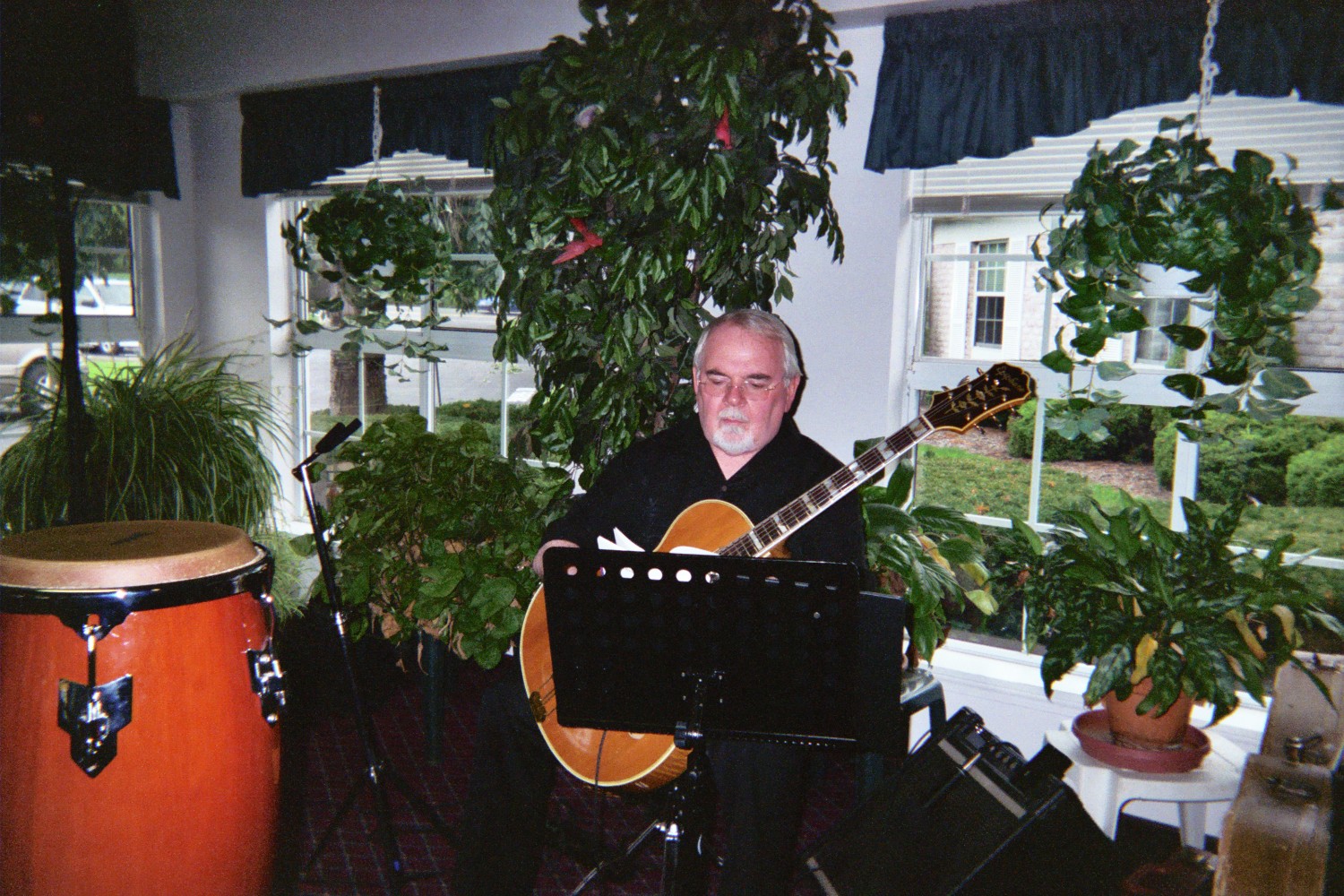 The faulous Ron Rhoads preparing to play...
