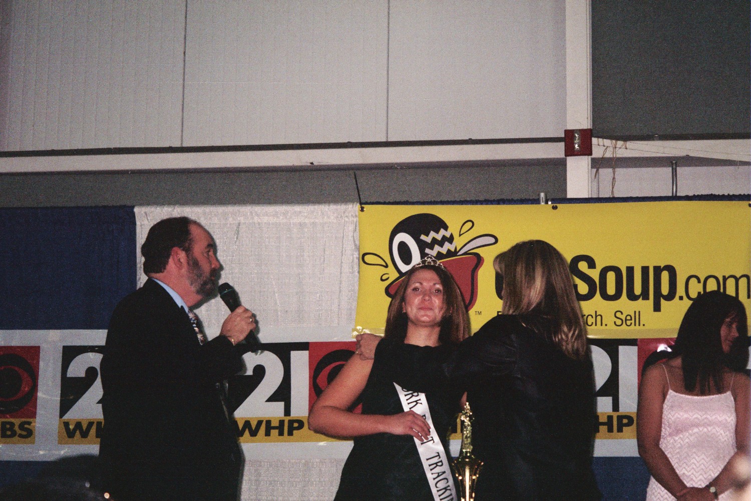 Beth Christine receives her crown & sash...
form MS Motorsport Robyn Johnson

