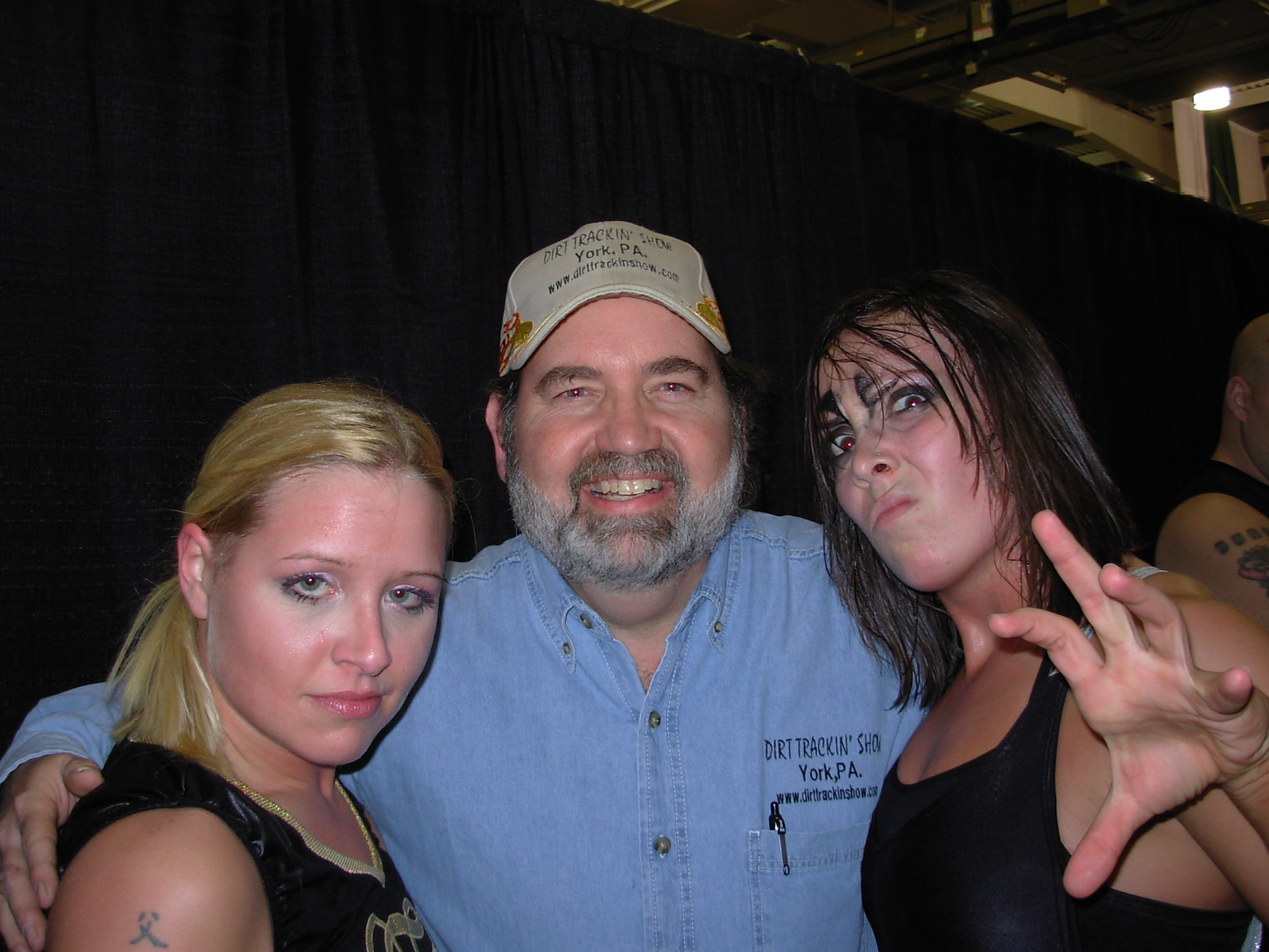 The Wise Guy is safe between thes two young ladies...
