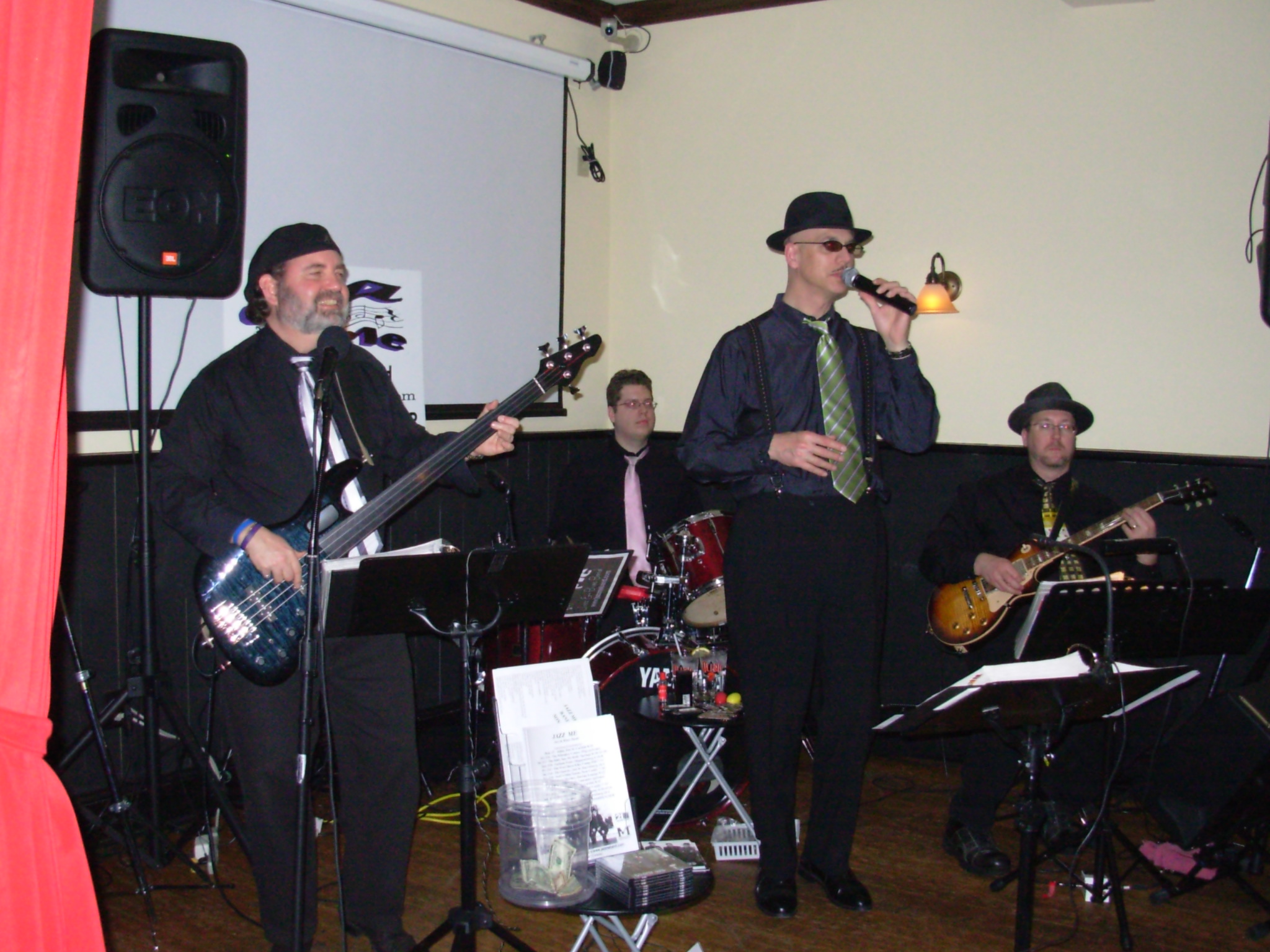 Playing at Alibis in Carlisle March 2007
Nice atmosphere...great place to play..
