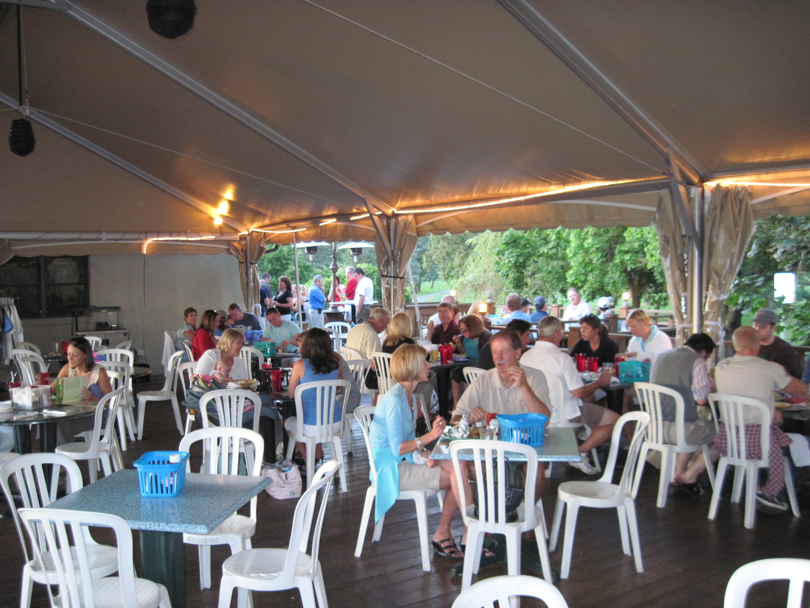Nice crowd at Caddyshack
