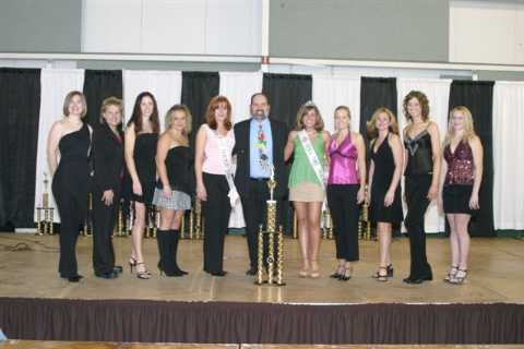 Contestants for the Dirt Trackin' show 2006
with host Kirk Wise
